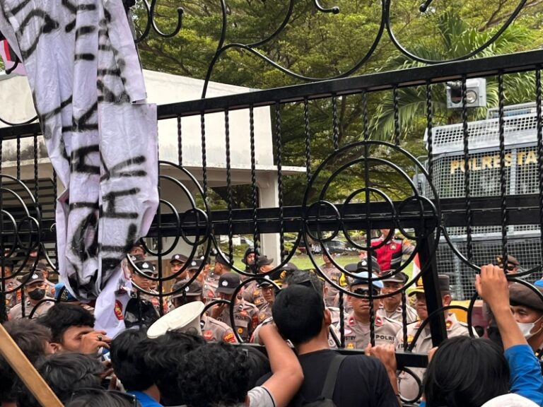 MELUKAI MARTABAT DEMOKRASI..! Gerakan Perempuan Bersatu Protes Kekerasan Aparat Saat Demonstrasi