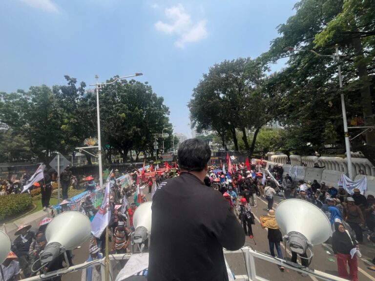 STOP SENGSARAKAN KAUM TANI..! LMND dan Petani Lampung Aksi Depan Istana, Desak Hentikan Impor Tapioka, Wujudkan Land Reform