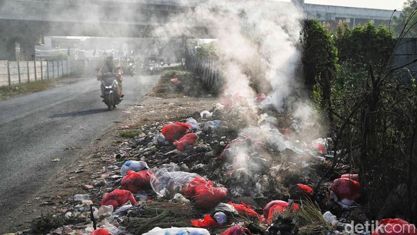 aksi-bakar-sampah-perparah-polusi-udara-di-kabupaten-bekasi-3_169