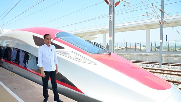 jokowi-jajal-kereta-cepat-jakarta-bandung-2_169 (1)