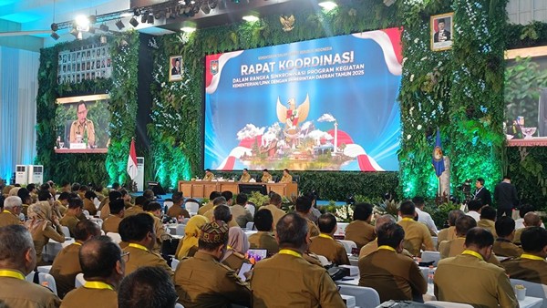 mendagri-tito-karnavian-dalam-pembukaan-rapat-koordinasi-rakor-dengan-pejabat-daerah-se-indonesia-di-kampus-institut-pemerinta-1761547748075_169