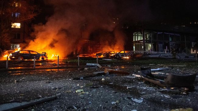 pemandangan-yang-menunjukkan-lokasi-serangan-pesawat-tak-berawak-rusia-di-tengah-serangan-rusia-terhadap-ukraina-di-kyiv-ukrai-1746409698950_169