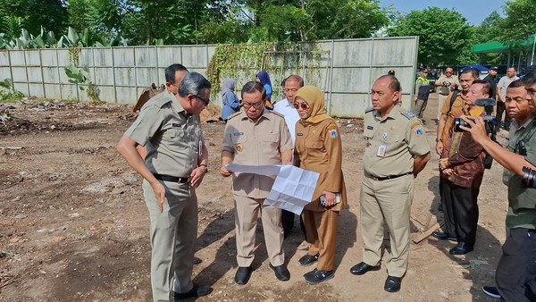 pramono-saat-mengecek-lahan-untuk-rs-sumber-waras-beliadetikcom-1761534907803_169