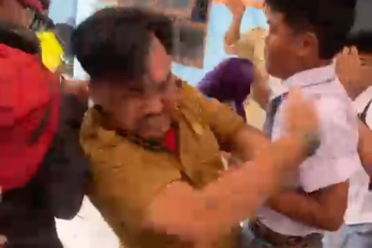 NGAPAIN PAKAI CELURIT..? Guru Dikeroyok Karena Tempeleng  Siswa dan Acung-acungkan Celurit