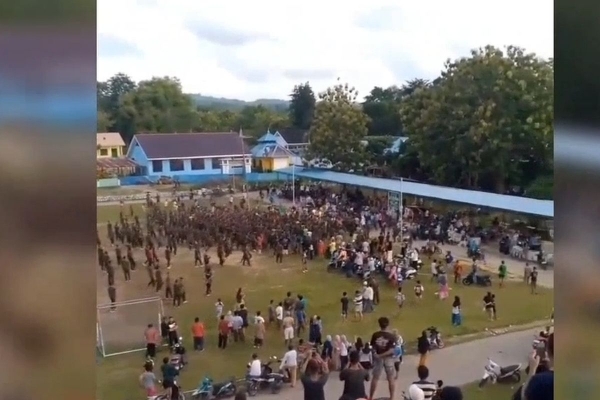 ADA-ADA AJA NIH..! Bentrokan TNI Vs Brimob Pecah Usai Laga Sepak Bola di Buton Selatan