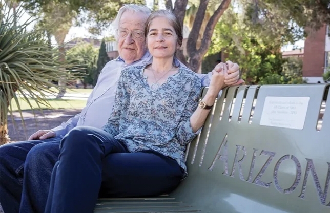 Istri Jelaskan Keterterlibatan Noam Chomsky dengan Epstein