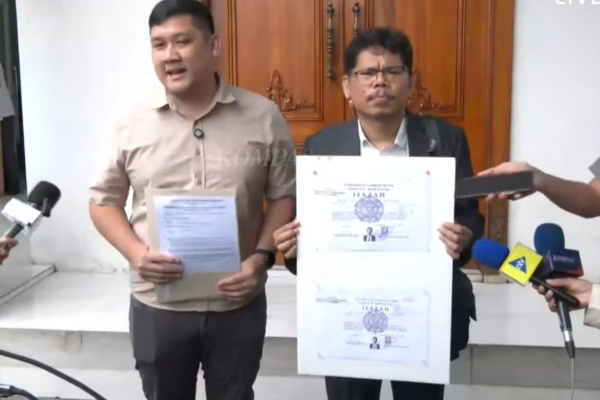 PUAS GAK NIH..! KPU RI Akhirnya Tunjukkan Salinan Ijazah Jokowi ke Publik