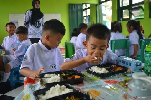 72 SISWA DI JAKARTA TIMUR KERACUNAN..! Pemerintah Resmi Setop Sementara Operasional 1.789 Dapur MBG