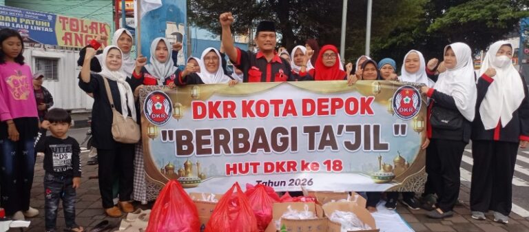 TETAP JAGA KESEHATAN RAKYAT..! Peringati HUT ke 18 Tehun DKR Berbagi Takjil Bagi Pengguna Jalan