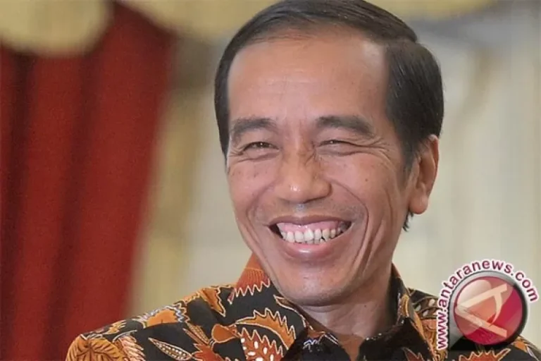 GEMBOS DONG..! Penyematan Jaket Jokowi Bisa Gaet Suara dari PDIP