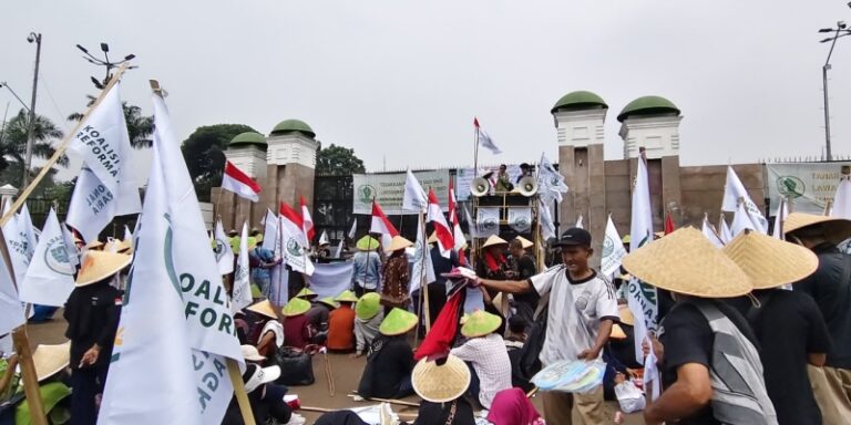 SEGERA BENTUK BADAN NASIONAL REFORMA AGRARIA..! Bawa 1.000 Caping ke DPR, KNARA Tagih Janji Reforma Agraria Pemerintah