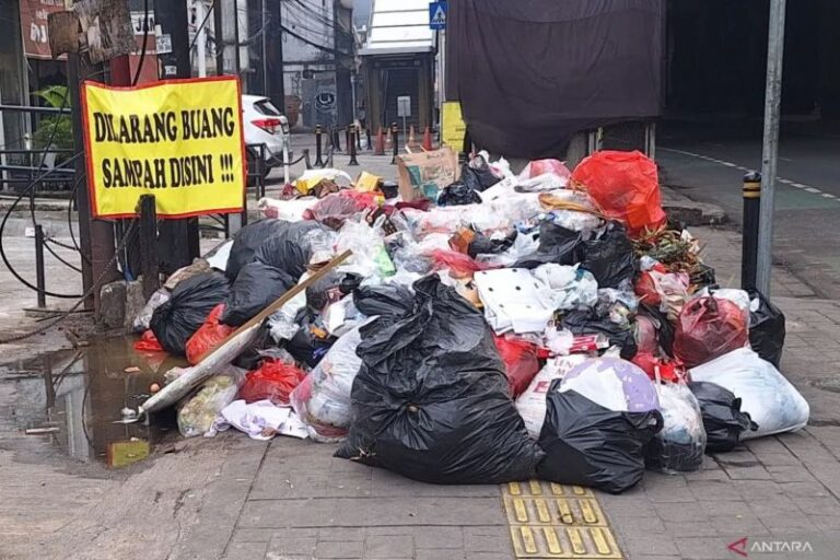 AWAS NIH..! 8 Orang Kena OTT Buang Sampah Sembarangan di Jaksel, Didenda Rp 500 Ribu