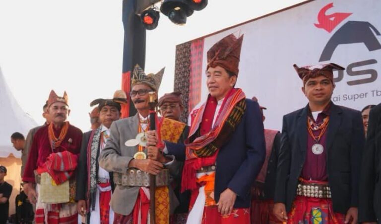 Anomali Politik, Gelar Kehormatan Adat Untuk Joko Widodo, Setelah Hampir 2 Tahun Lengser: Apresiasi Tulus Masyarakat