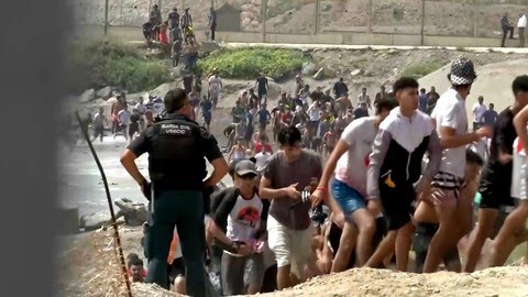 Puluhan ribu migran mencoba memasuki Ceuta, Spanyol, dalam kekacauan. Penyebabnya diduga disinformasi dan faktor politik. (Ist)