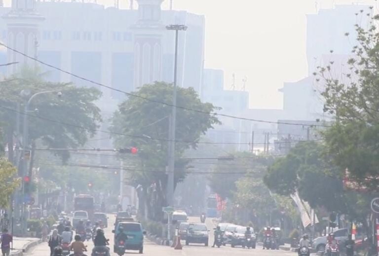 TERUS BERTAMBAH NIH..! Kabut Asap Karhutla Memburuk, Kasus ISPA di Kaltim Tembus 9.499 Kasus, Kalsel Tembus 46 Ribu Kasus