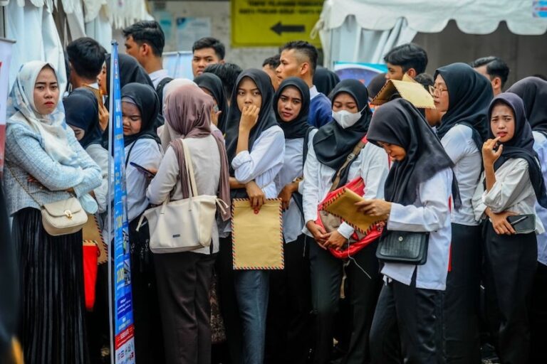Kelas Menengah Indonesia Menyusut: Ketika Gaji Masih Ada, tetapi Uang Semakin Tak Cukup